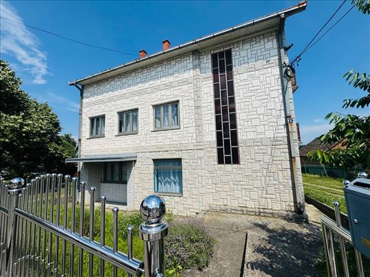 Kuća,Velika Moštanica,380 m2,4 garaže,22 ara placa
