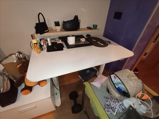 Radni sto IKEA sa dugmetom