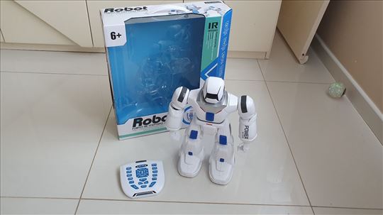 Robot sa daljinskim upravljacem novo!