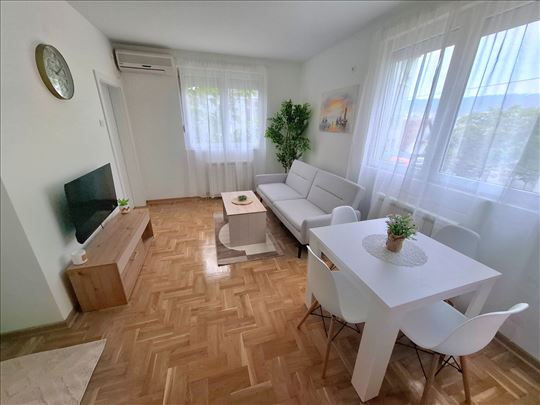 Uknjižen i namešten stan sa parkingom, novogradnja