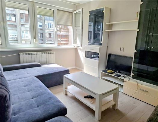 Blok 22 4-soban stan renoviran Milentija Popovića