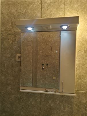 Ormarić sa ogledalom i lavabo
