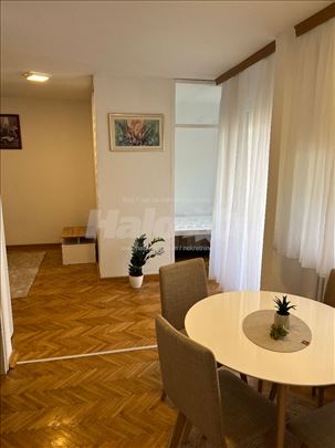 Renoviran i kompletno namešten stan