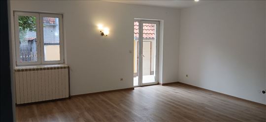 Zemun- poslovni prostor- 5 parking mesta- dvorište