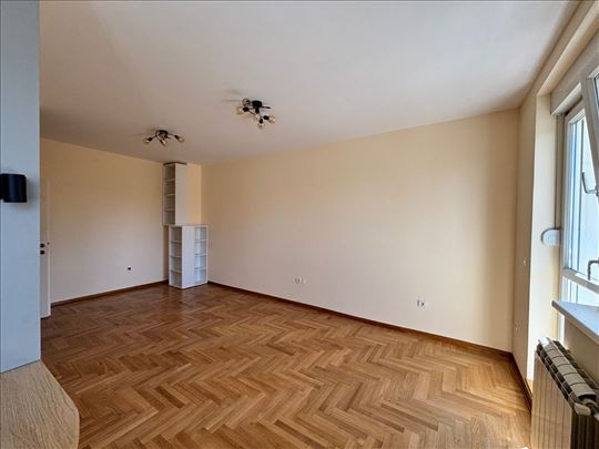 Crveni krst odličan polunamešten sa garažom