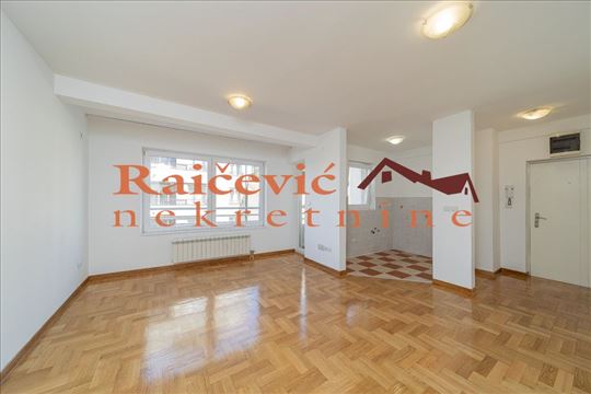 Crveni krst! Reprezentativan, porodican 3.0 stan!