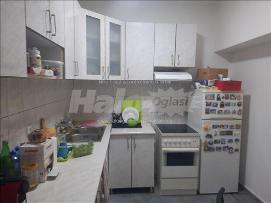 Izdajem 2,5 stan u Zemunu, odmah useljiv