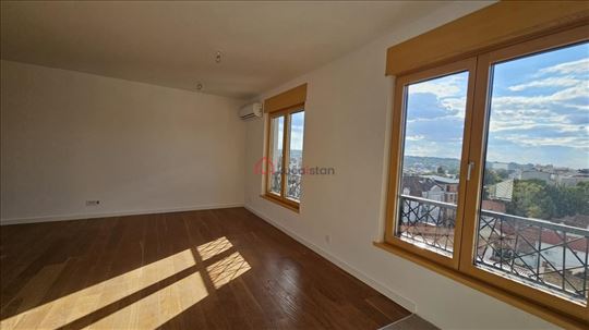 Nov. Prelep pogled. Smart home. Podno grejanje