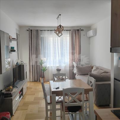 Novogradnja,sa garažnim mesto