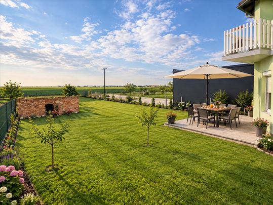 Porodična kuća sa velikim dvorištem 218m2, plac 76