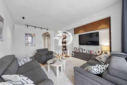 Renoviran stan od 176 m² u Dr Agostina Neta