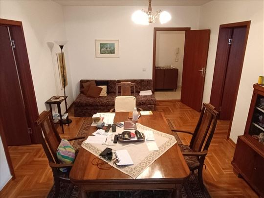 Zvezdara, kod pijace Đeram, uknjižen 3.0 stan 
