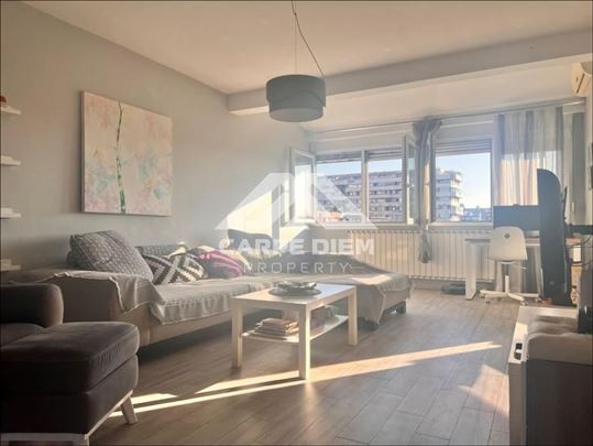 Blok 21, 5. sprat, park sa obe strane, terasa 14m2