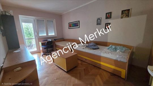 Trosoban stan 74m2 u centru grada