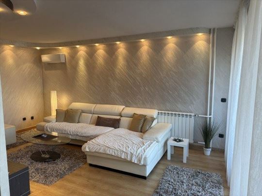 Bul Zorana Đinđića, renoviran, 80m2, trosoban, ter