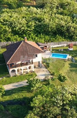 Kuća sa bazenom i 16 ari zelenila – mesečni najam
