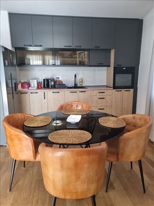 Lux cetvorosoban stan sa dvoristem od 100m2