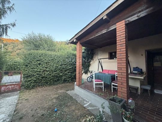 Stari Košutnjak - kuća u nizu sa dvorištem i gara