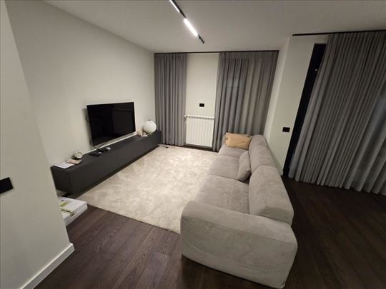 Prodaje se lux opremljen sa garažom,novogradnja ID