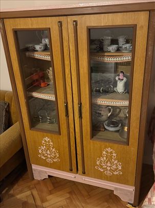 Stara vitrina i komoda