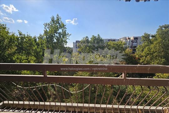 Trosoban, Blok 70a, prazan – pogled park, parking