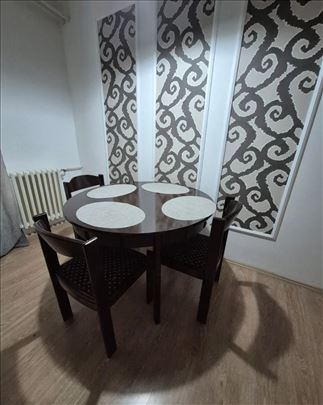 Trpezarijski sto i stolice