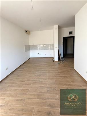 Useljiv dvosoban stan, centar Stare Pazove