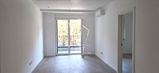 Poslovni prostor u Zemunu – 51 m2 sa 2 garažna mes