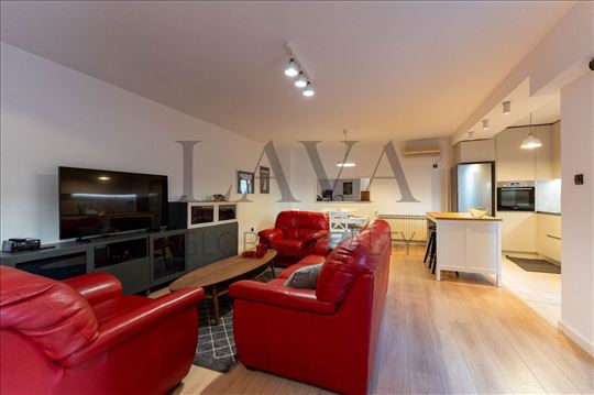 Nameštena kuća 125 m² sa 4 spavaće sobe, dvorište