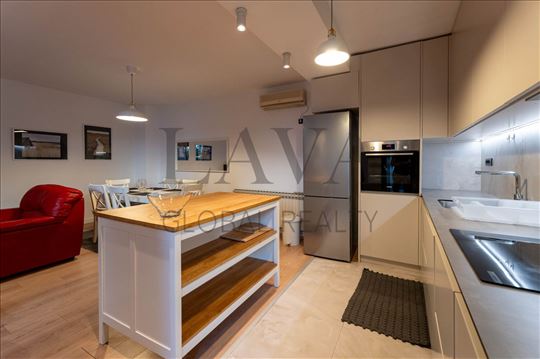 Nameštena kuća 125 m² sa 4 spavaće sobe, dvorište