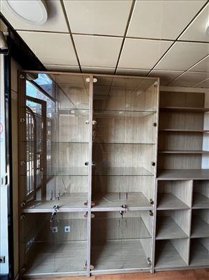 Potpuno nove police, 2 vitrine i radni sto sa pult