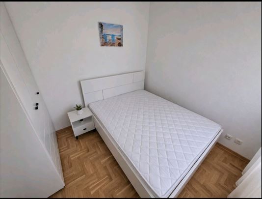 Uknjižen, lux, sa parkingom, namešten, odličan