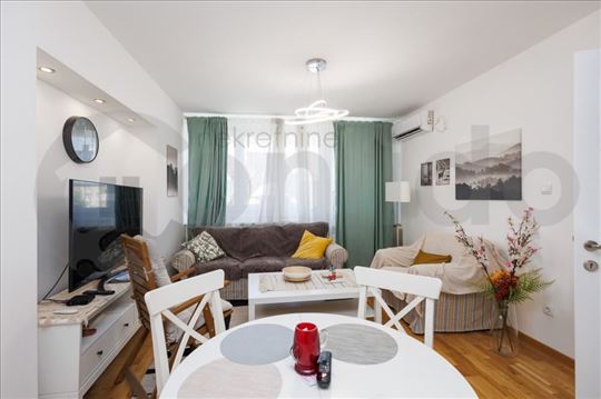 Centar grada, renoviran i namešten 3.0 stan ID#136