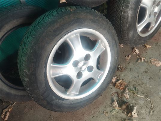 Dve alu felne PSA R15 195 65 sa zimskim gumama