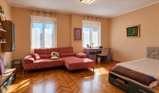 Salonac, Cara Nikolaja II, 67m2