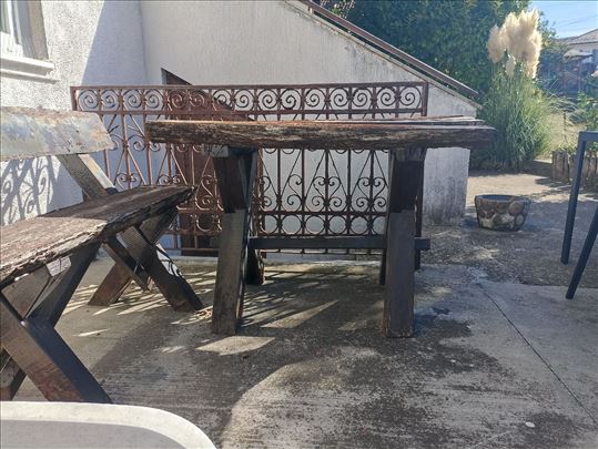 Hrastov sto i tri klupe masivni kao u parkovima