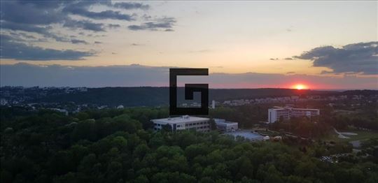 Jedinstven stan na vrhu zgrade sa panoramskim pogl