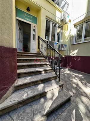Stan sa dvorištem i privatnim ulazom na Terazijama