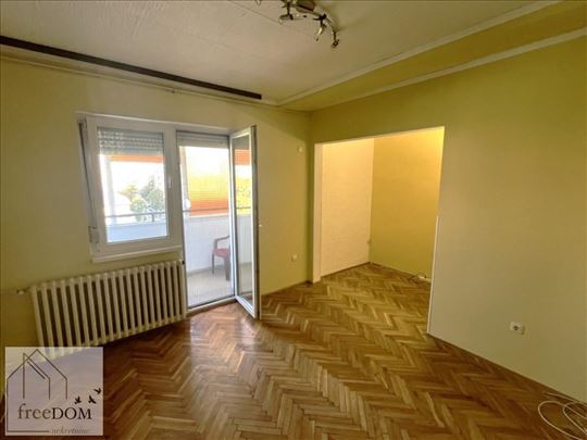 Trosoban stan sa parkingom - centar