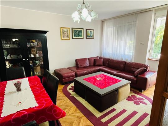 Useljiv 3.5 stan u centru
