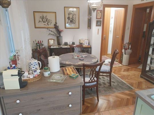 Vračar, Cvetni trg, salonski stan sa dvorištem!