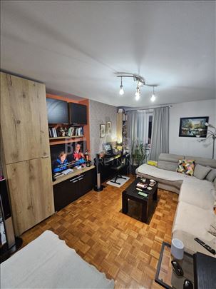 Blok 62, porodični, pored škole