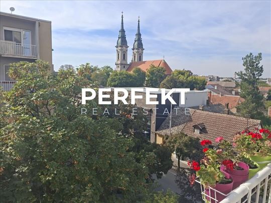 Centar, dvosoban, 71m2, treći sprat