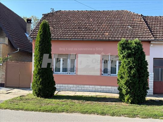Kuća u Bečeju, Vojvodina – 2 garaže, bašta, terasa