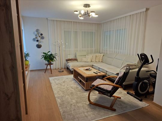 Luksuzan penthaus 300m od strogog centra