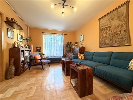 Novi Beograd-Bežanijska Kosa-3.5-Renoviran-Uknjiže