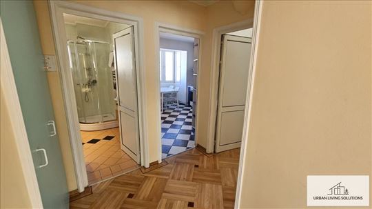 Panoramski pogled iz četvorosobnog stana sa zastak