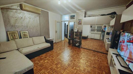 Borča 5 kod Šopija-2-soban uknjižen