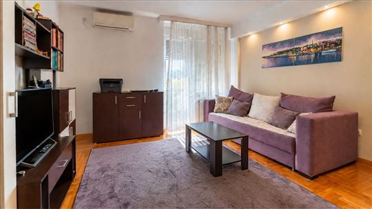 Renoviran, lepo očuvan, 2.0 stan, 61m2,u centru BG