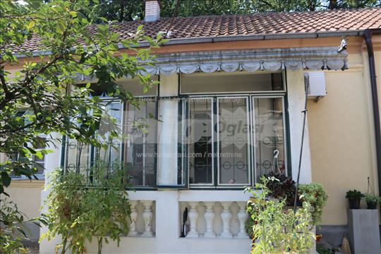 Stan u kući sa dvorištem u centru Obrenovca